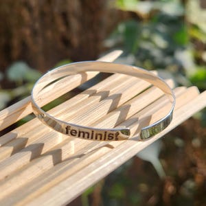 Brazalete feminista para madre * Regalo personalizado para mamá * Mujeres fuertes * Joyas feministas * Plata esterlina * Regalos para madres * Brazalete