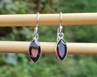 Pendientes de granate marquesa en plata de ley 925. Gancho de plata. Engaste en bisel. Joyería artesanal. Piedra preciosa roja. Pendientes minimalistas de lujo.