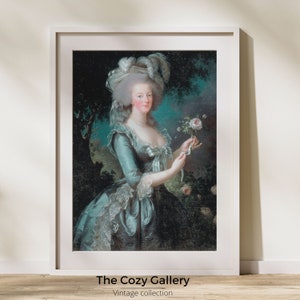Puede incluir: Un retrato vintage de una mujer con un vestido azul claro con ribete de encaje blanco. Ella sostiene una rosa blanca en su mano derecha. El fondo es un verde y azul suave.