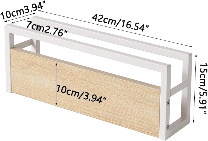 Puede incluir: Estante rectangular con frente de veta de madera clara y marco de metal blanco. El estante mide 42 cm de largo, 15 cm de alto y 10 cm de profundidad. La parte superior tiene dos barras paralelas. El estante est&aacute; dise&ntilde;ado para almacenamiento.