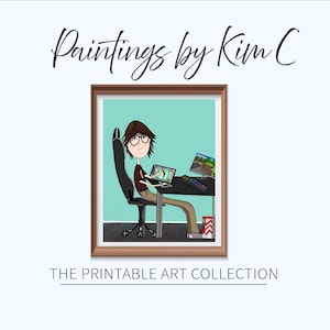 Puede incluir: Una ilustración digital de una persona sentada en un escritorio trabajando en una computadora. La persona lleva gafas y tiene el pelo castaño. El escritorio es marrón y tiene un monitor de computadora, un teclado y un ratón. El fondo es de color azul claro. La imagen se titula "Paintings by Kim C" y "The Printable Art Collection".