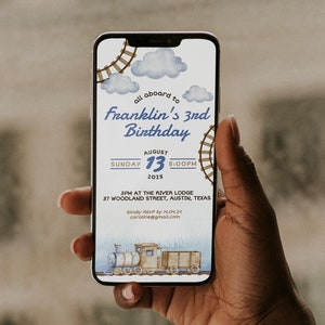 Può includere: Un invito digitale per una festa di compleanno di 3 anni a tema treno. L'invito presenta un treno dei cartoni animati, nuvole e un cielo blu. Il testo recita "All aboard to Franklin's 3rd Birthday, Sunday August 13, 2025, 5:00PM, 3PM at The River Lodge, 37 Woodland Street, Austin, Texas. Kindly RSVP by N.04.24, caroline@gmail.com"