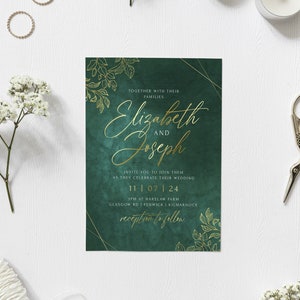 Könnte beinhalten: Eine grüne und goldene Hochzeitseinladung mit den Namen Elizabeth und Joseph, dem Datum 11 07 24 und dem Ort Harelaw Farm, Glasgow Rd, Fenwick, Kilmarnock. Die Einladung hat ein goldenes Blumenmuster.