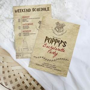 Könnte beinhalten: Eine Harry-Potter-Motto-Einladung zur Junggesellinnenabschiedsparty mit braunem Pergament-Hintergrund. Die Einladung zeigt das Hogwarts-Wappen, eine rote und schwarze Schrift und den Text "Bitte schließen Sie sich uns für Poppy's Junggesellinnenabschiedsparty an". Datum, Ort und Veranstaltungsort sind unter dem Text aufgeführt.