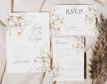 Op de afbeelding: Huwelijksuitnodigingsset met een bloemenontwerp met delicate witte en perzikkleurige bloemen. De uitnodiging bevat de namen van het paar, "Lyndsay en Douglas", de datum en tijd van de ceremonie en de locatie. De RSVP-kaart bevat een sectie voor gasten om hun aanwezigheid en het aantal gasten dat aanwezig is aan te geven. De detailkaart bevat informatie over de ceremonie en de receptie, inclusief het adres en de website.