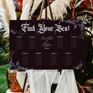 Op de afbeelding: Een donkerpaarse trouwzittingstafel met elegante gotische letters met de tekst "Find Your Seat". De tabel geeft de namen van de gasten weer onder de tafelnummers, met bloemen- en vlinderaccenten. De namen "Charlotte & Stephen" en de datum "28.09.24" worden ook weergegeven.