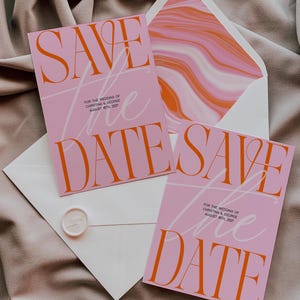 Könnte beinhalten: Rosafarbene "Save the Date"-Karten mit orangefarbenen Buchstaben und weißer Schrift sowie weißen Umschlägen. Auf den Karten steht "Save the Date" und sie enthalten Hochzeitsdetails. Das Futter des Umschlags zeigt ein rosa-oranges Wirbeldesign.