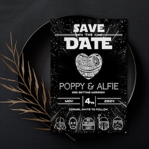 Pu&ograve; includere: Carta salva la data in bianco e nero con tema Star Wars. La carta presenta una Morte Nera a forma di cuore, il testo "Save the Date", "Poppy & Alfie", "Are getting married!" e "May 4th 2024".