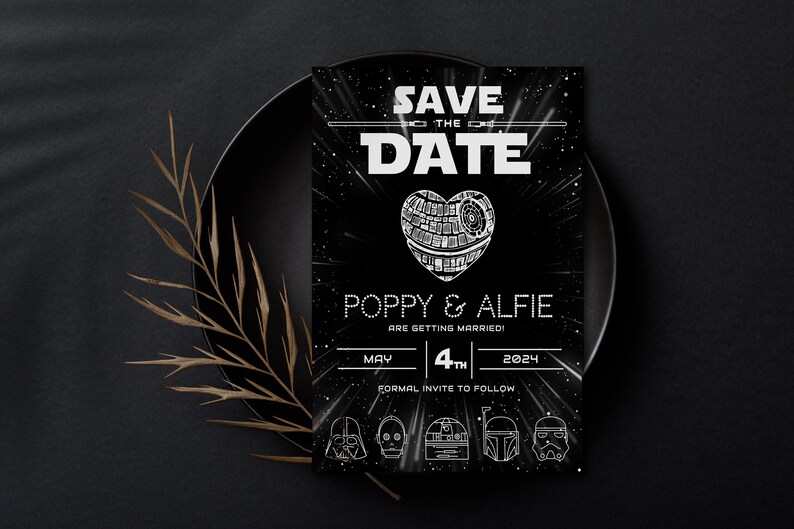 Pu&ograve; includere: Carta salva la data in bianco e nero con tema Star Wars. La carta presenta una Morte Nera a forma di cuore, il testo "Save the Date", "Poppy & Alfie", "Are getting married!" e "May 4th 2024".