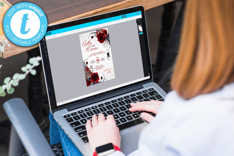 Op de afbeelding: Een persoon gebruikt een laptop om een huwelijksuitnodigingssjabloon te bewerken. De uitnodiging heeft een donkerrood en zwart bloemenontwerp met een spin en de tekst "Caitlin en Kieran".