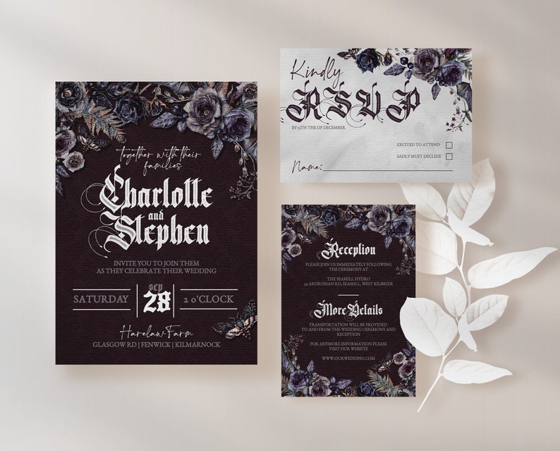 Op de afbeelding: Een set trouwbriefpapier met een donker bloemmotief. De uitnodiging toont de namen "Charlotte en Stephen" in sierlijk schrift, samen met evenementdetails. De RSVP- en receptiekaarten vullen de uitnodiging aan met bijpassende bloemaccenten.