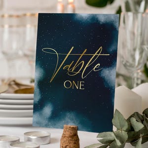 Números de mesa para casamento no estilo céu noturno, cartões de mesa de casamento ACOTAR editáveis, modelo de casamento em azul-marinho dourado, download digital de casamento celestial