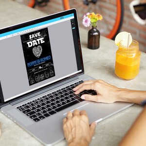 Pu&ograve; includere: Un computer portatile che mostra un biglietto di invito con tema Star Wars con il testo "Save the Date" e "Poppy & Romeo" in blu. Il biglietto ha uno sfondo nero con illustrazioni bianche e grigie.