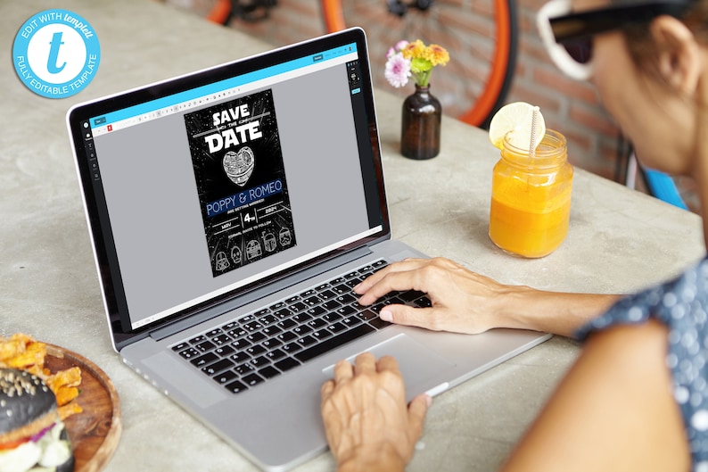 Pu&ograve; includere: Un computer portatile che mostra un biglietto di invito con tema Star Wars con il testo "Save the Date" e "Poppy & Romeo" in blu. Il biglietto ha uno sfondo nero con illustrazioni bianche e grigie.
