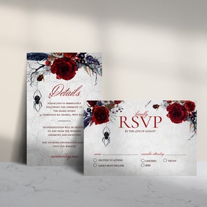 Op de afbeelding: Een huwelijksuitnodiging met een gotische uitstraling. De uitnodiging heeft een rode roos, spinnenwebben en een zwarte spin. De tekst op de uitnodiging luidt "Details" en "RSVP v&oacute;&oacute;r 4 augustus".