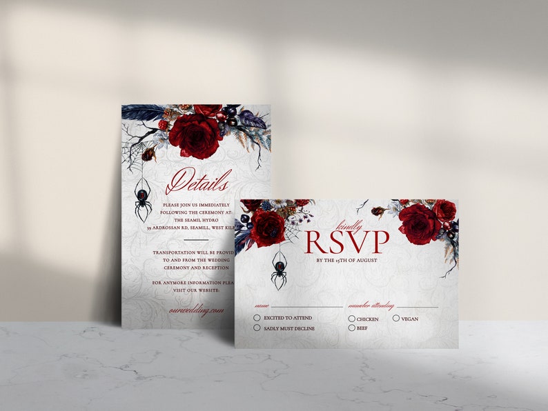 Op de afbeelding: Een huwelijksuitnodiging met een gotische uitstraling. De uitnodiging heeft een rode roos, spinnenwebben en een zwarte spin. De tekst op de uitnodiging luidt "Details" en "RSVP v&oacute;&oacute;r 4 augustus".