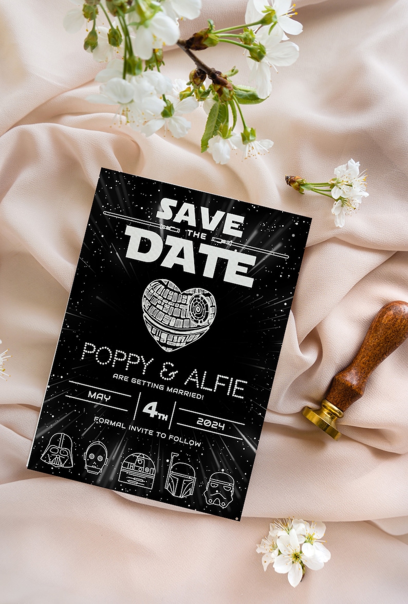 Pu&ograve; includere: Carta salva la data in bianco e nero con tema Star Wars. La carta presenta un cuore a forma di Morte Nera con il testo "Save the Date" e "Poppy & Alfie si sposano!" La data &egrave; il 4 maggio 2024. La carta presenta anche una fila di personaggi di Star Wars in basso.