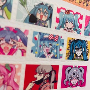 Può includere: Un foglio di adesivi colorati con personaggi anime con diverse espressioni. Gli adesivi sono su uno sfondo bianco e sono disposti in una griglia.