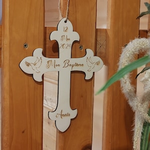 Personalizowany drewniany krzyżyk do chrztu z imieniem i datą, prezent na chrzest