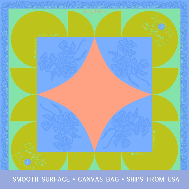 K&ouml;nnte beinhalten: Ein farbenfrohes, geometrisches Design mit einer zentralen pfirsichfarbenen Raute auf einem hellblauen Quadrat, umgeben von floralen Mustern und gelbgr&uuml;nen Halbkreisen. Der Text "Charleston" ist sichtbar. Die W&ouml;rter "Smooth Surface" und "Canvas Bag" sind ebenfalls sichtbar.