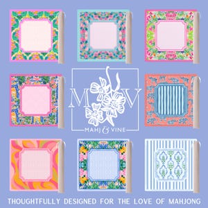 K&ouml;nnte beinhalten: Neun farbenfrohe Mahjong-Spielmatten mit verschiedenen Mustern, darunter Blumen-, geometrische und Tiermuster. Jede Matte hat ein zentrales Quadrat und ist mit einer neutralfarbenen Krawatte aufgerollt. Der Text "MAHJ & VINE" und "THOUGHTFULLY DESIGNED FOR THE LOVE OF MAHJONG" sind ebenfalls sichtbar.