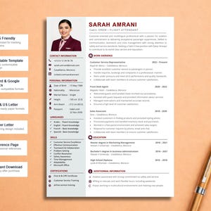 Peut inclure: Un modèle de CV professionnel sur fond blanc avec du texte et des accents rouge foncé. Le document comprend une photo d'une personne en uniforme de personnel de cabine, des sections pour les coordonnées, l'expérience et les compétences.
