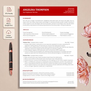 Peut inclure: Modèle de CV rouge et blanc avec le nom Angelina Thompson en haut. Le CV comprend des sections pour le résumé, les compétences, l'expérience, l'éducation et les réalisations. Un stylo noir est posé sur le côté gauche.