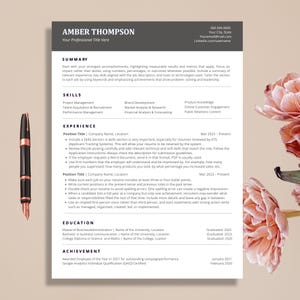 Peut inclure: Modèle de CV avec le nom "AMBER THOMPSON" en haut. Le CV comprend des sections pour le résumé, les compétences, l'expérience, l'éducation et les réalisations. Le fond est blanc, avec un motif floral dans le coin supérieur droit.