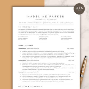 Peut inclure: Un modèle de CV professionnel pour un comptable nommé Madeline Parker, présentant une mise en page blanche épurée avec du texte noir, des sections pour l'expérience professionnelle et l'éducation, et un badge circulaire ATS FRIENDLY.