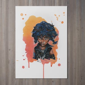 Puede incluir: Una impresión en acuarela de una persona joven con cabello azul en trenzas, con una chaqueta negra. La obra de arte presenta un fondo de acuarela naranja y rojo con goteos y salpicaduras de pintura. El arte está sobre un fondo blanco.