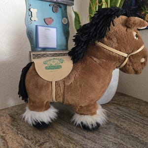 Op de afbeelding: Een set van drie keramische nestkommen in blauwe, groene en witte tinten. De kommen hebben een gespikkelde glazuur en een eenvoudig ontwerp. De grootste kom heeft een diameter van ongeveer 15 cm.