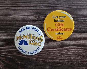 Botón redondo de 7,6 cm con pin trasero, estilo McDonald's McMillions en NBC o certificados de regalo navideños, cultura pop de los 90, publicidad
