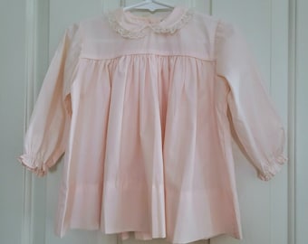 Robe rose clair « Baby in the Carrier » vintage de Bo Peep | Printemps | Bébé | Tout-petit