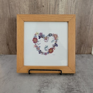Gerahmte 10x25 echte gepresste Blumen im Herz Design auf geprägtem Papier