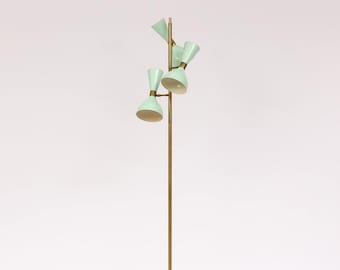 Può includere: Una lampada da terra in ottone con una base in marmo bianco e quattro paralumi in metallo verde regolabili.