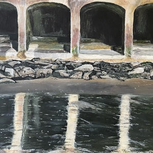 Puede incluir: Una pintura de una estructura de hormigón con cuatro arcos sobre una masa de agua. Los arcos son oscuros y el agua es de un verde oscuro con reflejos blancos de los arcos.