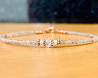 Bracciale fatto a mano con labradorite, diamanti Herkimer e perle