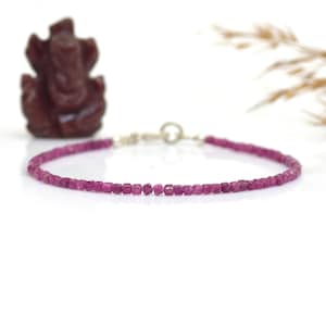 Armband med rött rubinfasetterat fyrkantigt pärlbelagt 2,5 mm lås med naturlig ädelsten, minimalistiska smycken