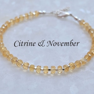 Op de afbeelding: Een delicate citrine-armband met een zilveren sluiting. De armband is gemaakt met kleine, gefacetteerde citrine kralen en is perfect voor dagelijks gebruik. Citrine & November.
