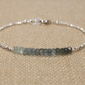 繊細なアクアマリンスターリングシルバービーズブレスレット、3月の