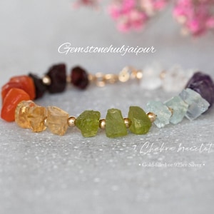 Puede incluir: Un brazalete de 7 chakras hecho con piedras preciosas naturales en un patrón de arcoíris. El brazalete está hecho de oro relleno o plata de ley 925.