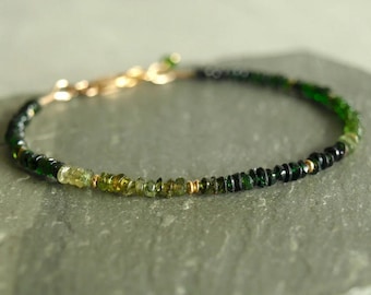 Grüner Turmalin Armband Tropfen, Goldperlen, winzige natürliche Edelsteine in hoher Qualität, schicker minimaler Schmuck, Weihnachtsgeschenk