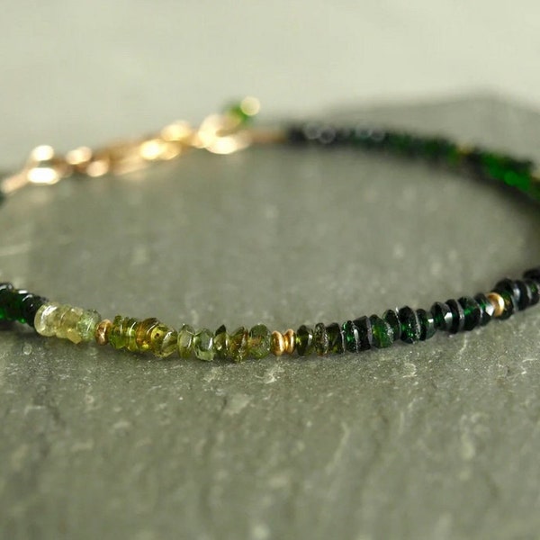 Goutte de bracelet en tourmaline verte, perles d'or, minuscules pierres naturelles de haute qualité, bijoux minimalistes chics, cadeau de Noël