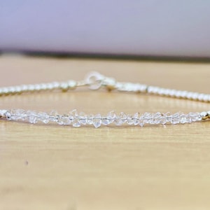 繊細なアクアマリンスターリングシルバービーズブレスレット、3月の