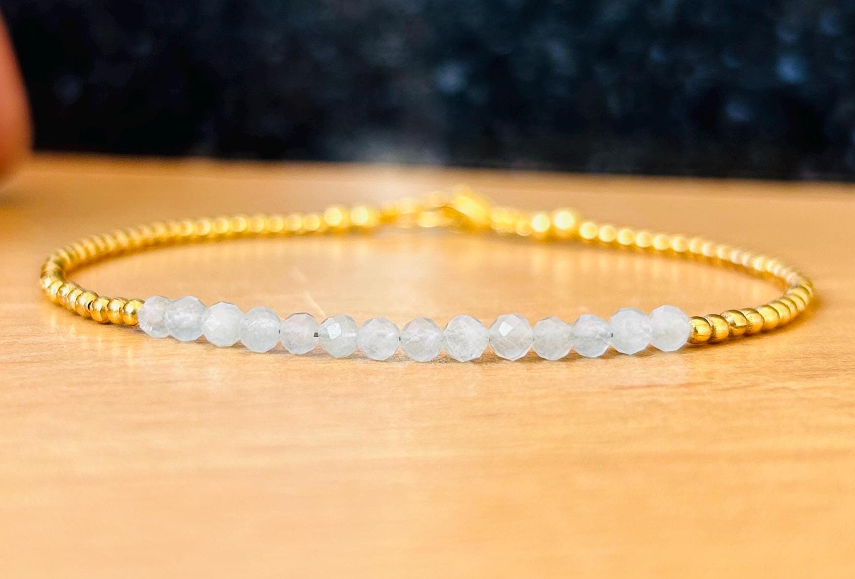 繊細なアクアマリンスターリングシルバービーズブレスレット、3月の