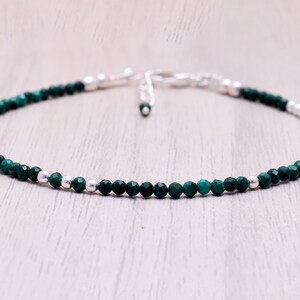 Puede incluir: Un delicado brazalete de cuentas de malaquita verde y plata de ley. El brazalete presenta pequeñas cuentas de malaquita facetadas intercaladas con cuentas de plata. El brazalete se asegura con un cierre de langosta.