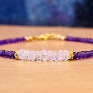 Bransoletka z ametystu i tęczowego kamienia księżycowego| Elegancka bransoletka| Prezent dla niej| Bransoletka z kamieniem urodzinowym lutego| Bransoletka czakry korony| Ręcznie robione