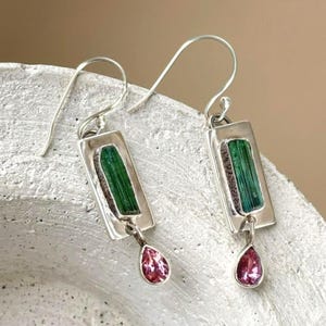 Ruwe toermalijn hangoorbellen, sterlingzilver, groenroze edelsteen, geboortesteen oktober