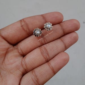 Boucle d'oreille en perle blanche naturelle, clous d'oreilles, clou d'oreille en perle, boucle d'oreille en pierres précieuses, clou fait main pour elle, petite boucle d'oreille gemme-cadeau de Noël