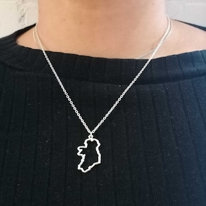 Collar con colgante de contorno de mapa de Irlanda en plata